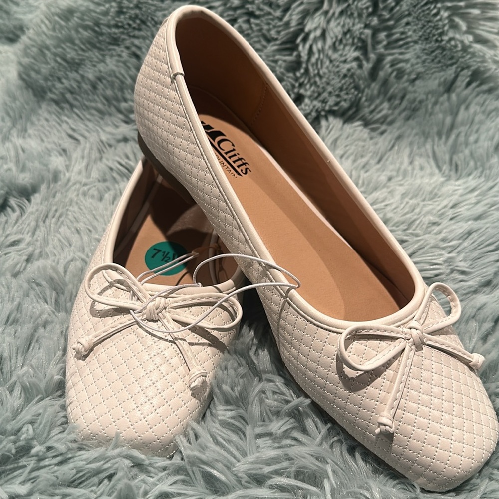 NWT White Mountain Cliffs White Quilted Flats with Bow Front. Various Sizes - Picture 2 of 6